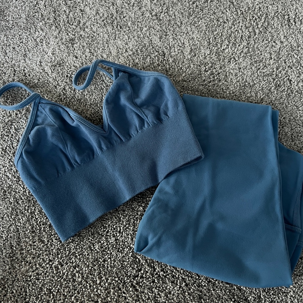 ALO Yoga Blue Bra and leggings Set